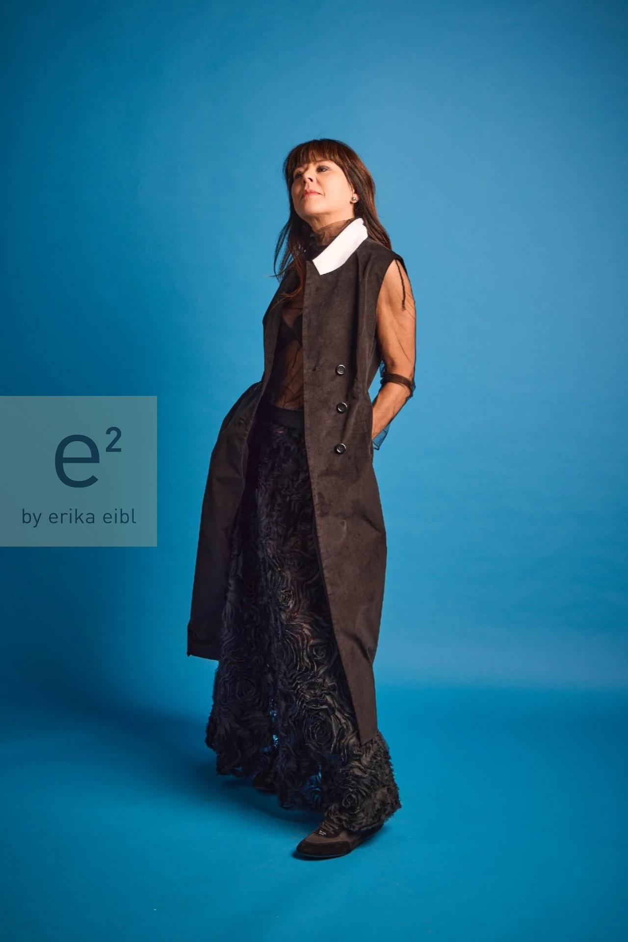 e2 Rock aus Seide mit plastischen Rosenmotiven