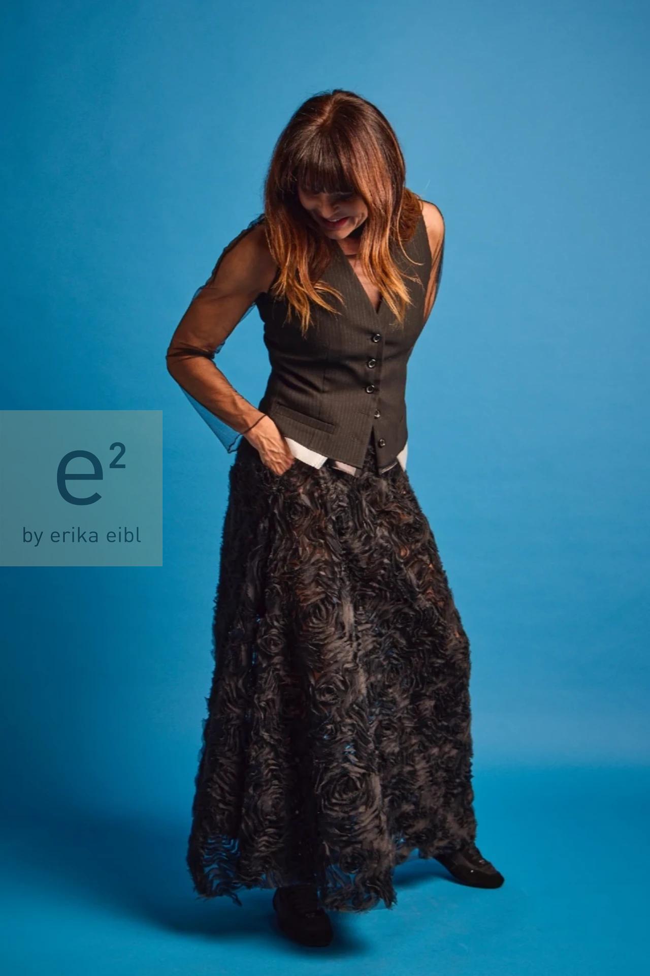 e2 Rock aus Seide mit plastischen Rosenmotiven