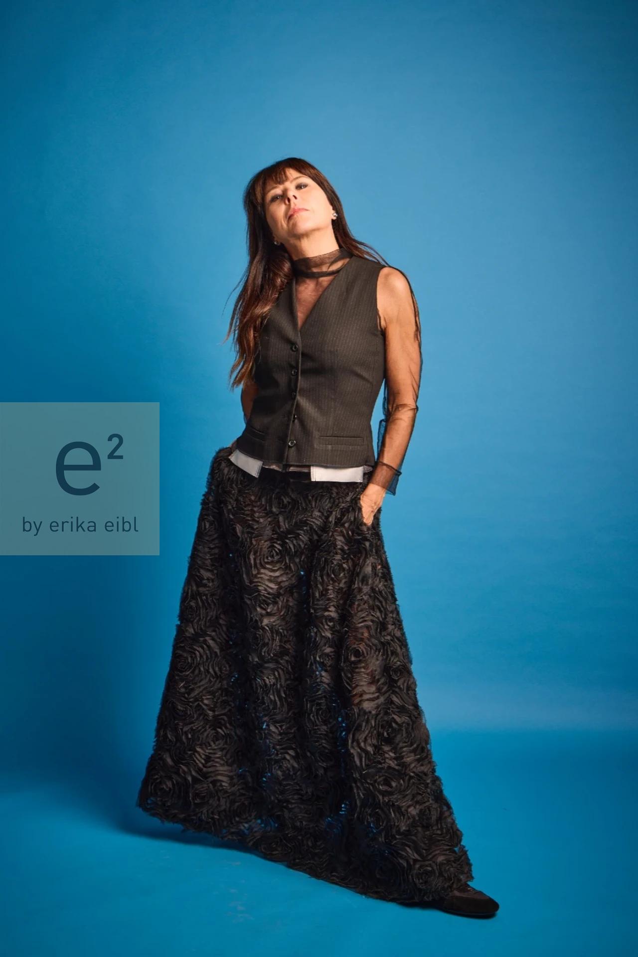 e2 Rock aus Seide mit plastischen Rosenmotiven