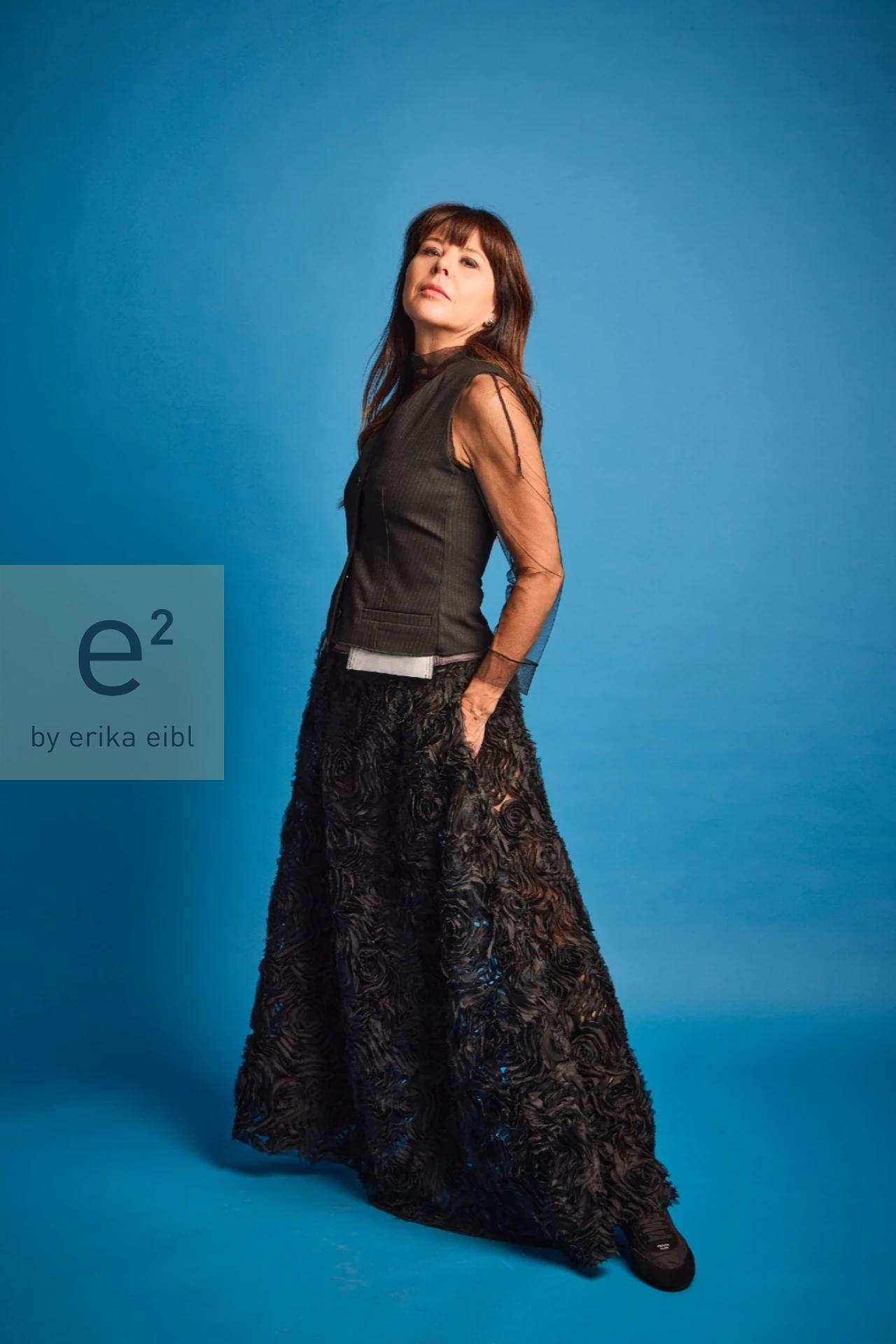 e2 Rock aus Seide mit plastischen Rosenmotiven