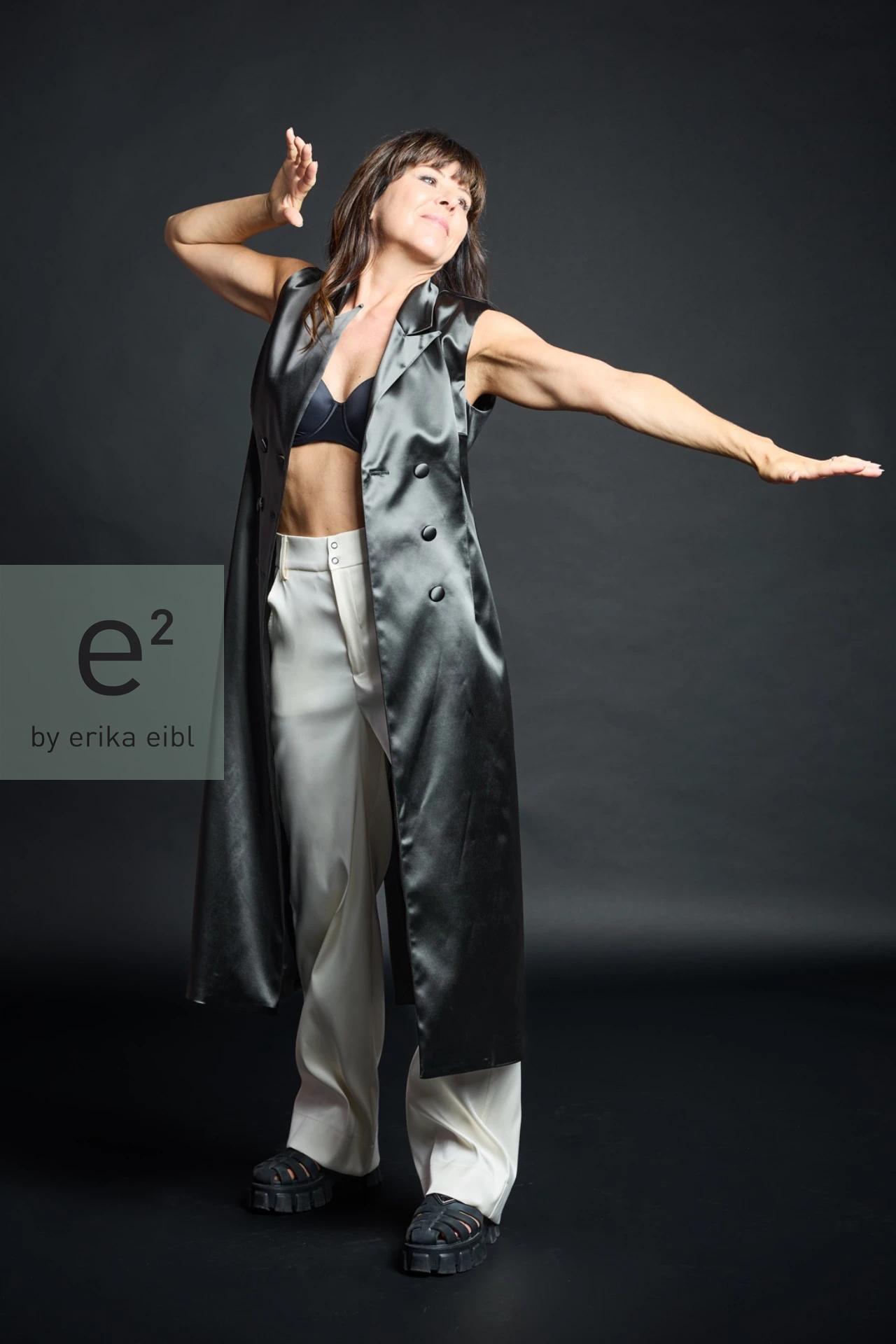 tailliertes, elegantes Mantelkleid für die Salzburger Festspiele