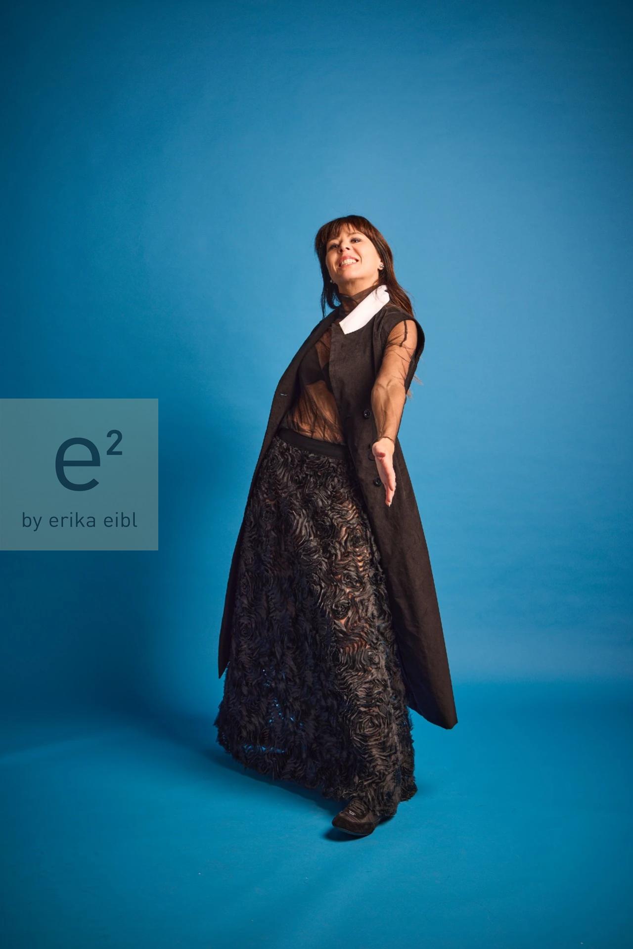 e2 Rock aus Seide mit plastischen Rosenmotiven