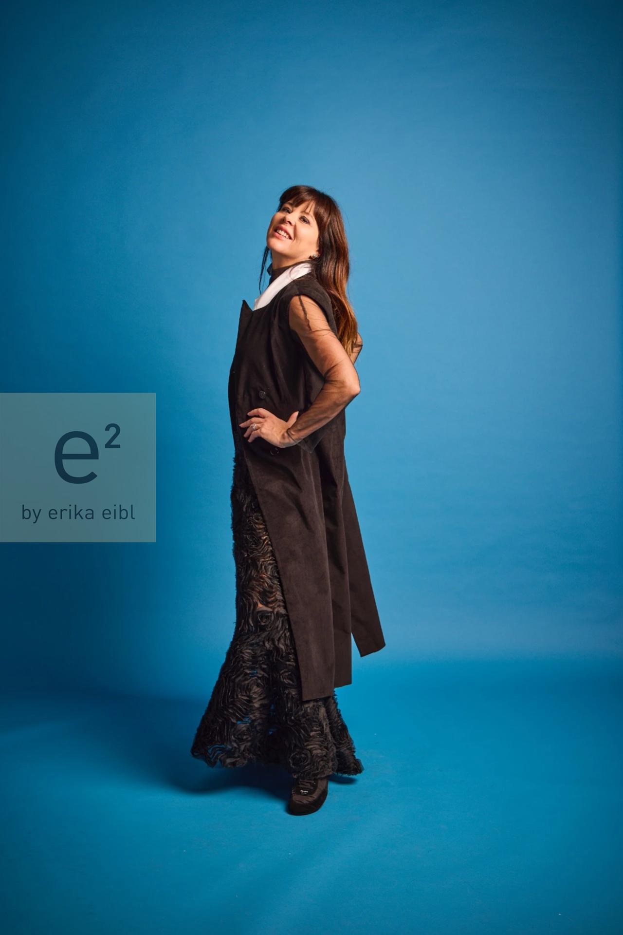 e2 Rock aus Seide mit plastischen Rosenmotiven