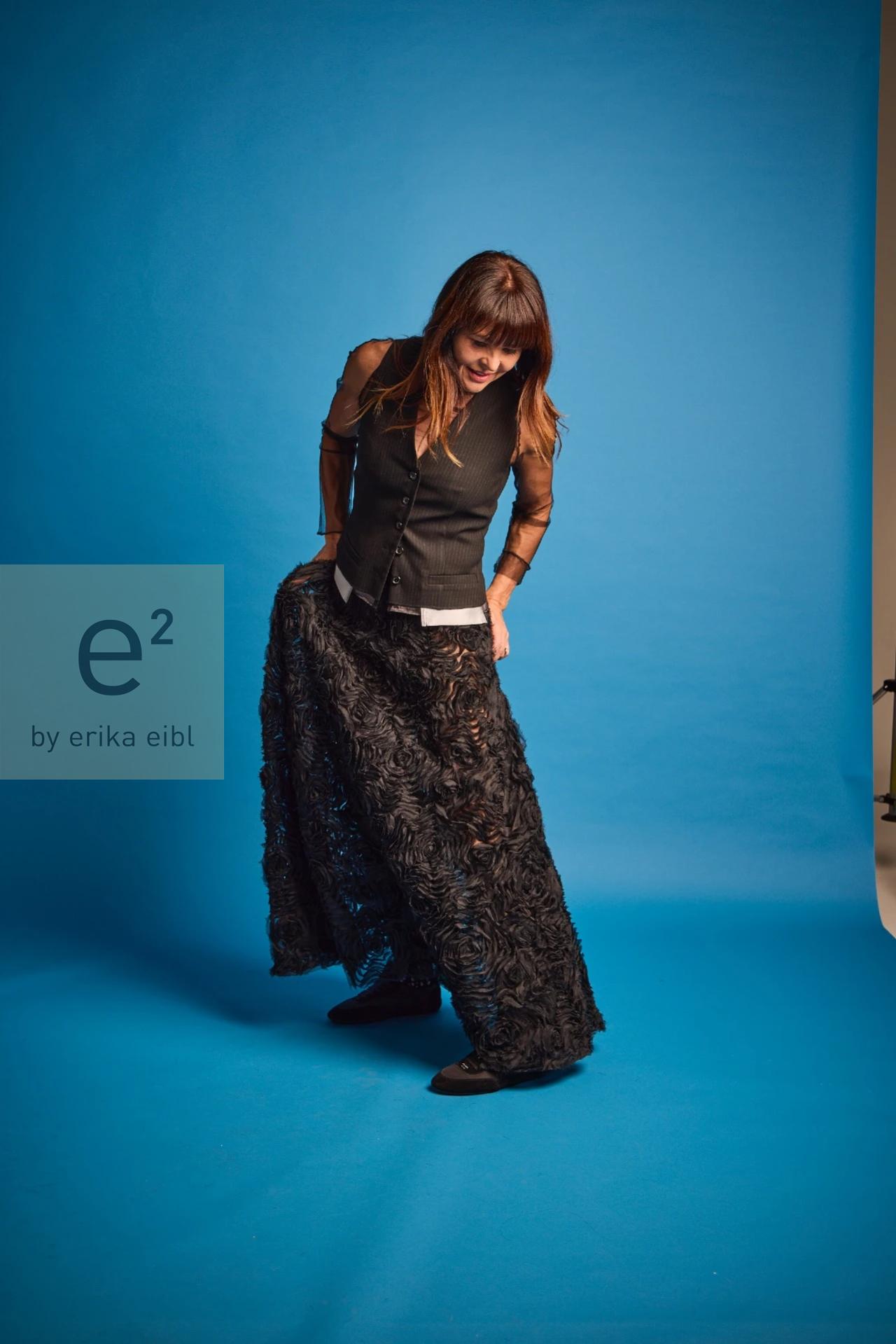 e2 Rock aus Seide mit plastischen Rosenmotiven